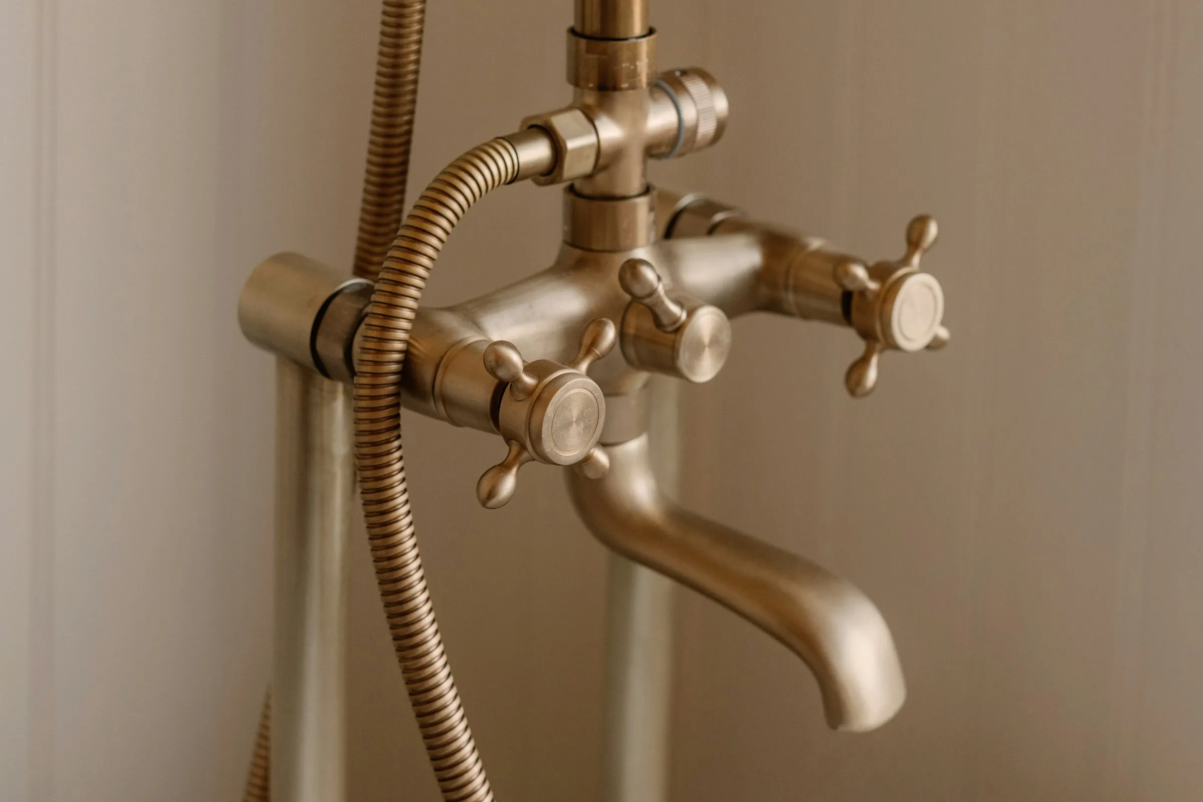 Pose d'une robinetterie de baignoire en laiton, maison ancienne