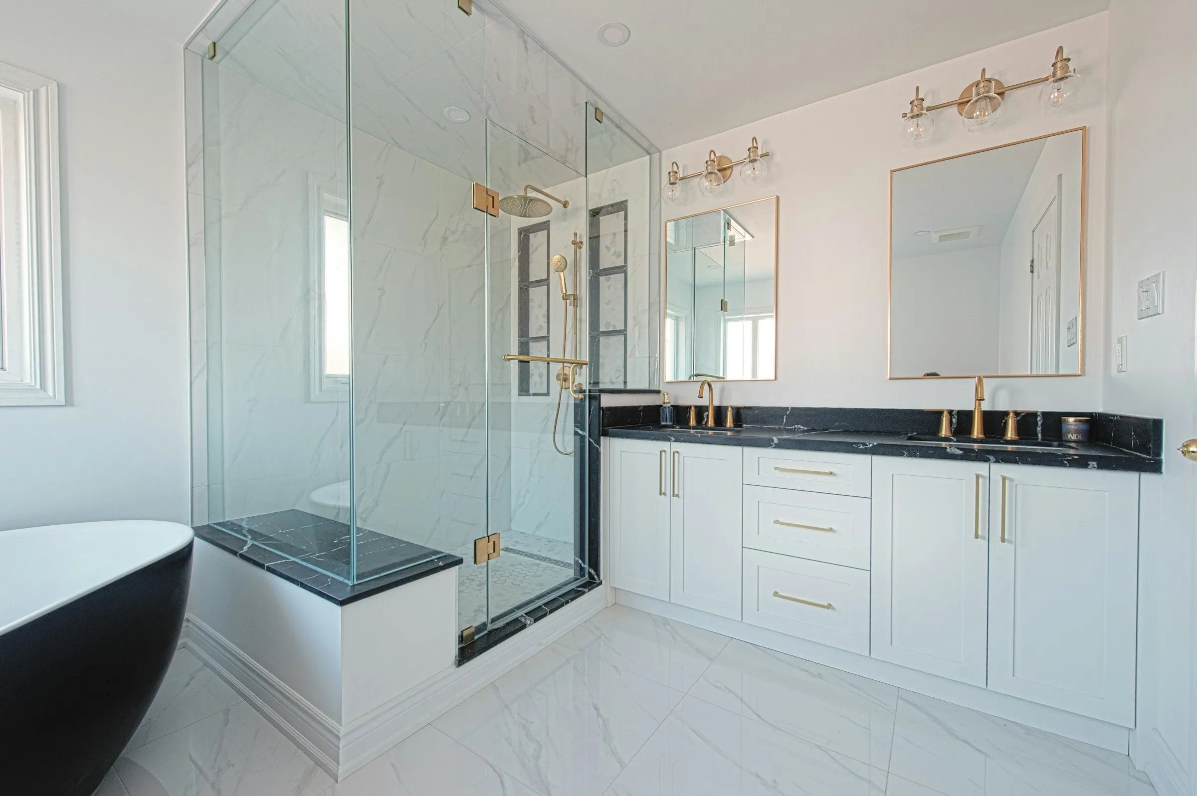 Après : Salle de bain avec baignoire îlot et douche vitrée