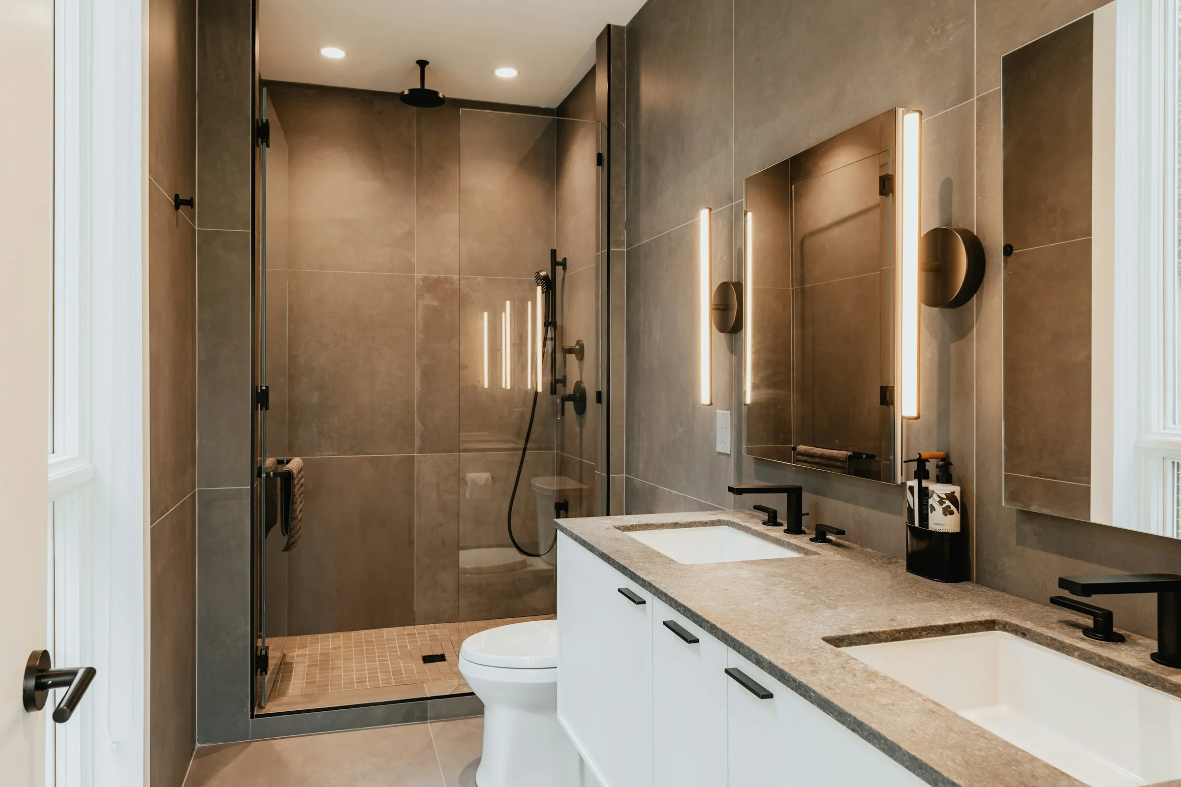 Après : Salle de bain avec douche et double vasque